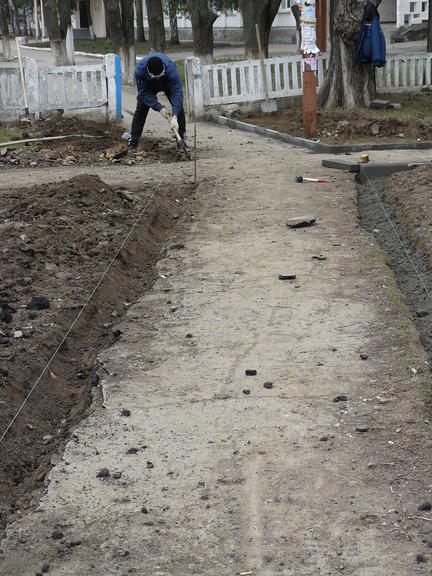 В районе шестой школы украли 30 метров бордюра!