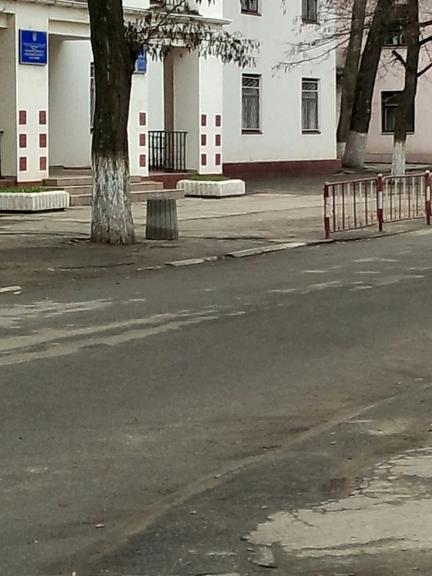 Вслед за бордюрами стали воровать новые урны для мусора!