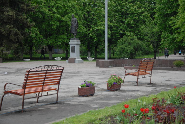 Устанавливают лавочки возле фонтана