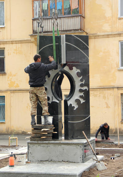 Установка памятника Чернобыльской трагедии