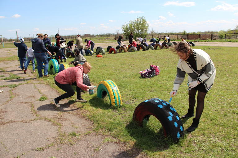 В СОШ №9 прошла акция по облагораживанию спортивной площадки и школьного стадиона