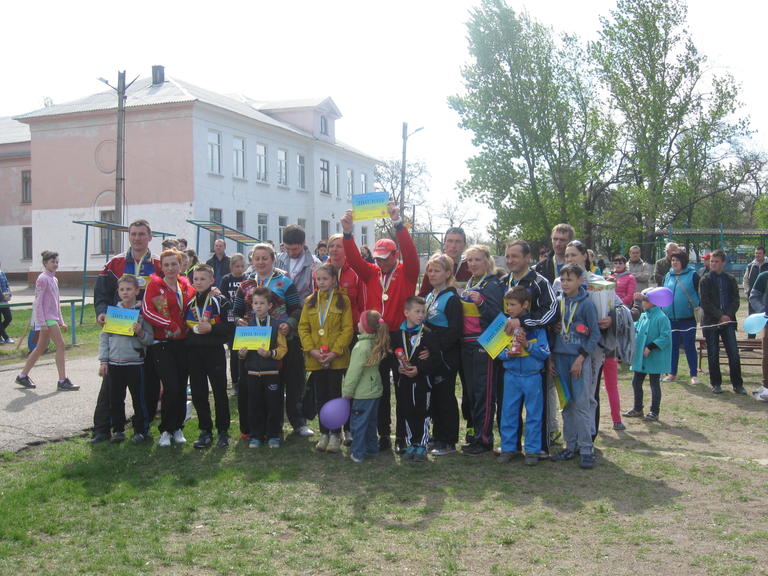 Бег в мешках и сажание картошки. Прошел спортивный праздник «Папа, мама, я – спортивная семья»