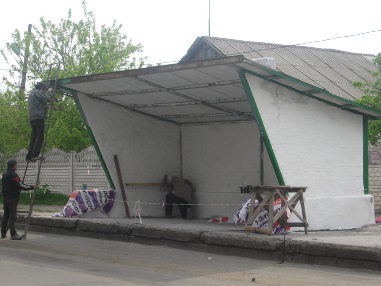 Проводится ремонт автобусной остановки на Руднике