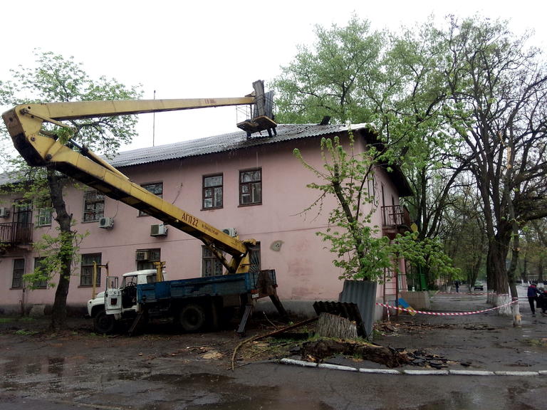 На Пушкина проходит ремонт крыши, после упавшего дерева на дом