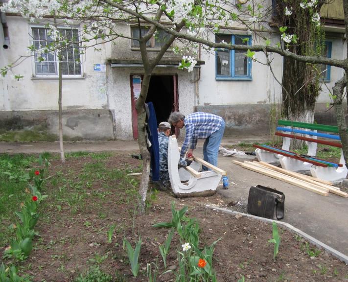 МКП "ЖЕО" відновлює лавочки біля під'їздів будинків