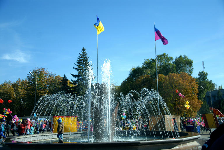 Детскую площадку и фонтан готовят к запуску