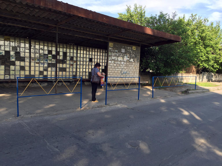 Восстановили ограждение автобусной остановки по улице Партизанской