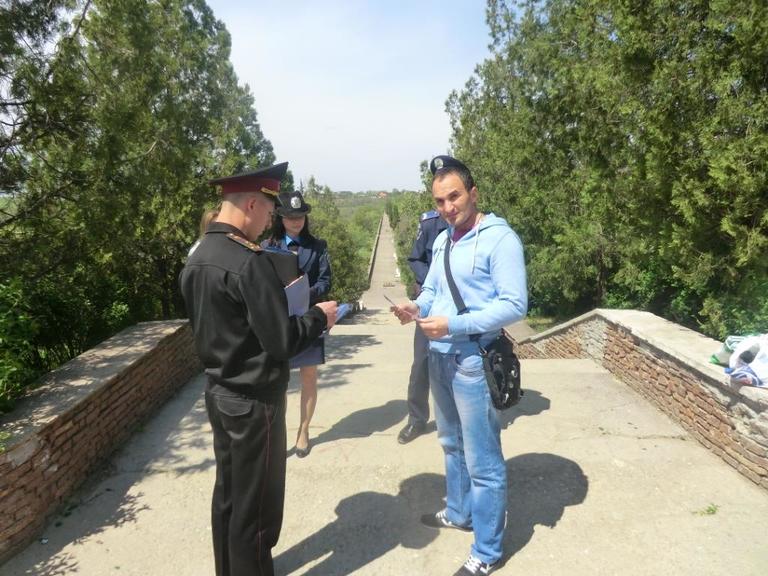 Рятувальники спільно з працівниками поліції навчають відпочиваючих вимогам пожежної безпеки