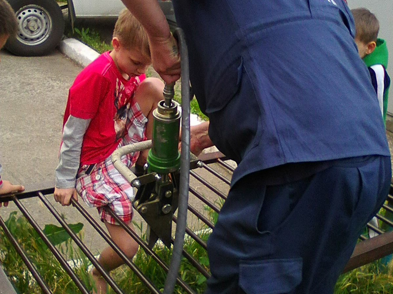 Визволили 8-ми річного хлопця з металевої конструкції. Будні рятувальників