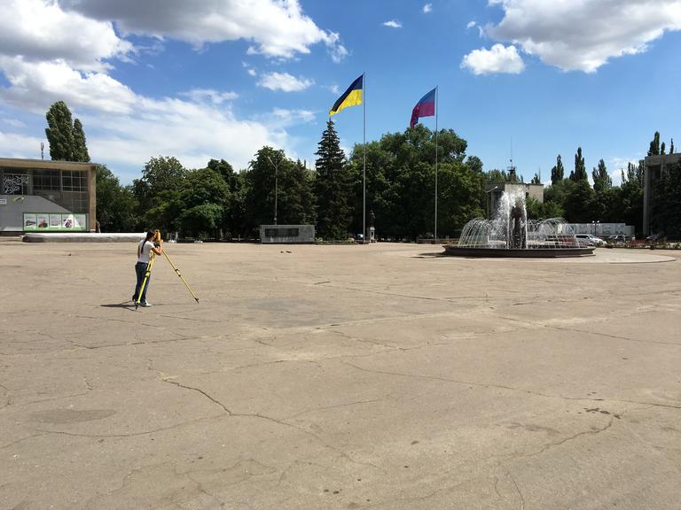 Геодезисты делают замеры на площади Ивана Сирко!