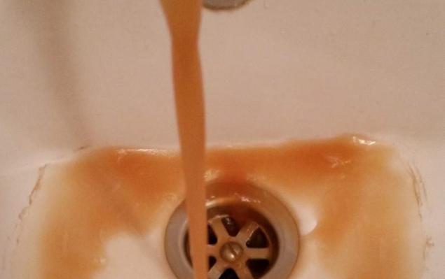 Грязная вода в старой части города