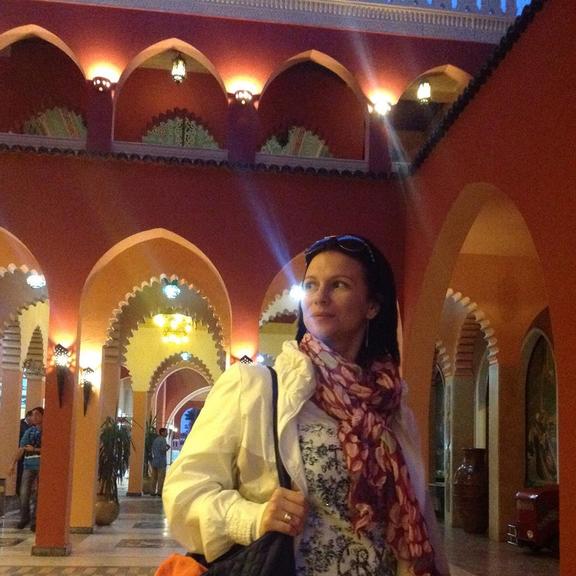 Автомобиль за 23 тысячи долларов, неучтенная  недвижимость и сотни тысяч гривен на счету.  Главного архитектора Зарину Ломову попросили  рассказать об источнике доходов