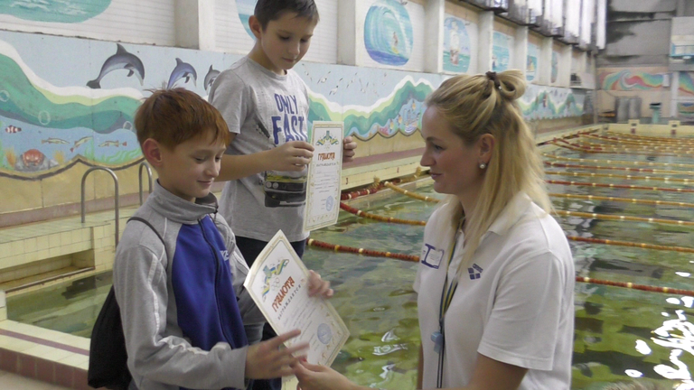 В бассейне «Дельфин» соревновались самые маленькие пловцы