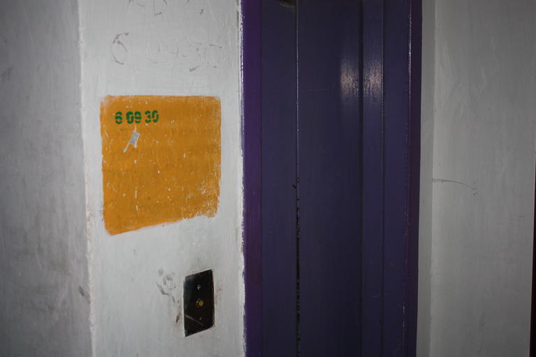 Жители девятиэтажки уже четвертую неделю живут без лифта