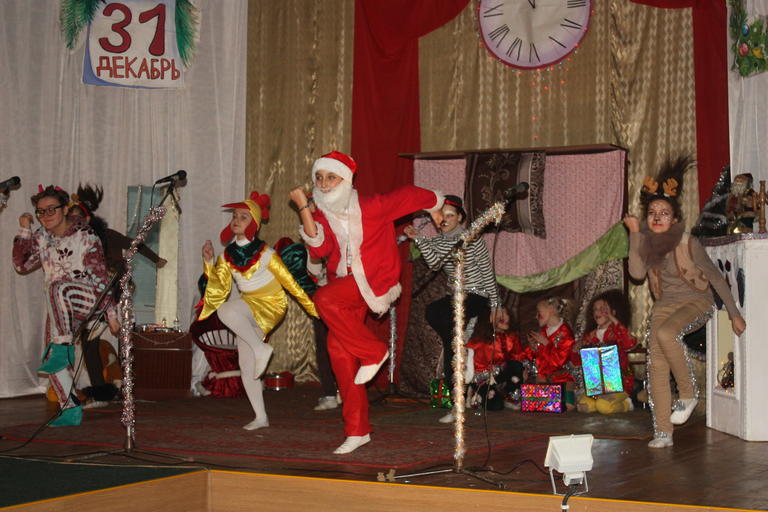 Дом творчества дарит детям города новогоднее представление