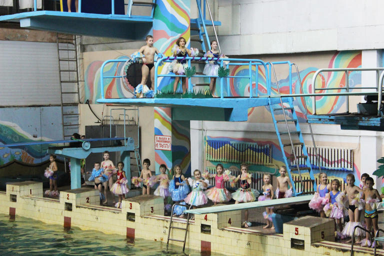 В бассейне «Дельфин» прошла традиционная елка на воде