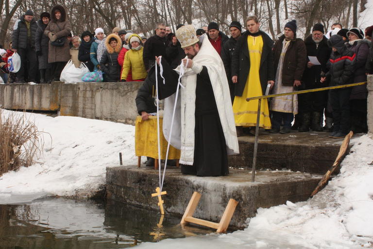В Покрове святили воду и купались в проруби (+ВИДЕО)