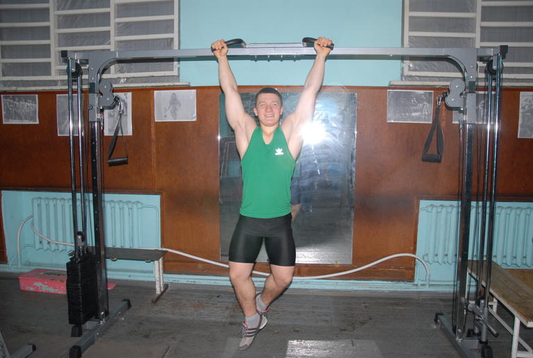 Новый тренажер в атлетическом зале стадиона. Подарок профсоюзного комитета