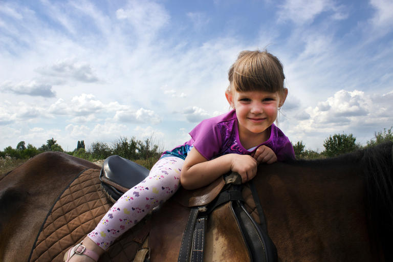 Архив газеты «Нове Місто+ТВ»: Иппотерапия в нашем городе. Общение с лошадьми помогает лечить детей