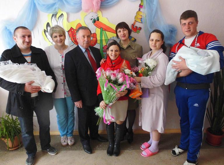 Свідоцтво про народження у пологовому будинку та прописка немовлят у міському відділі ДРАЦС: як спростити батькам паперові турботи