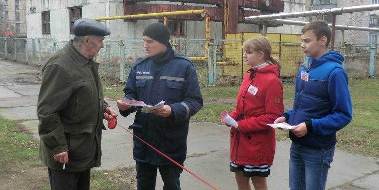 Рятувальники продовжують навчати населення вимогам пожежної безпеки
