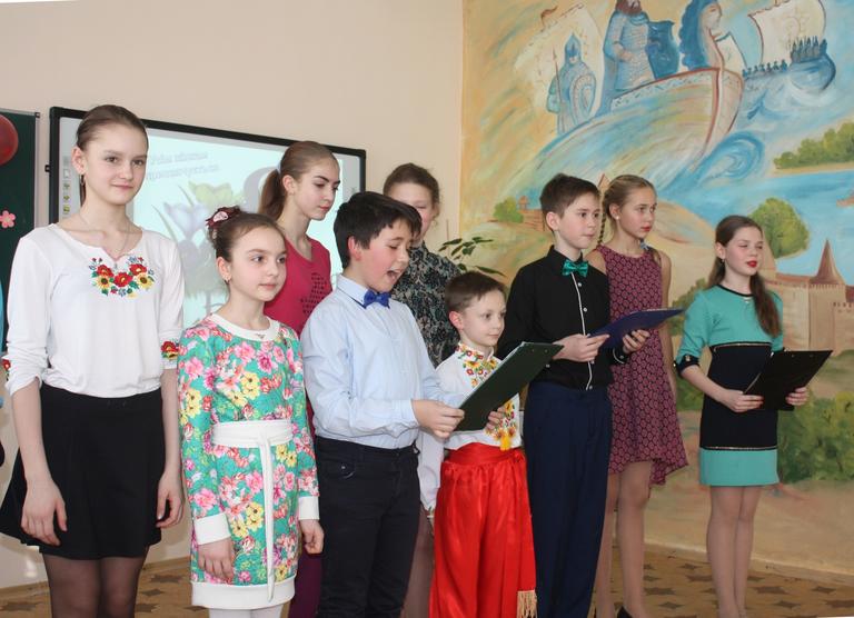 Ученики шестой школы поздравили педагогов с праздником (+ВИДЕО)