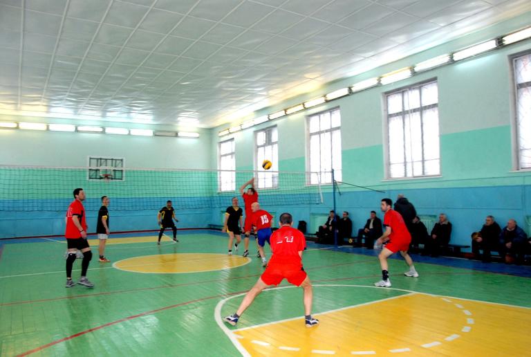 Второй тур соревнований комбината по волейболу. Шесть побед с одинаковым счетом