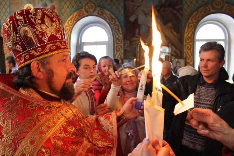 В город прибыл Благодатный огонь из Иерусалима (обновлено, добавлено ВИДЕО)