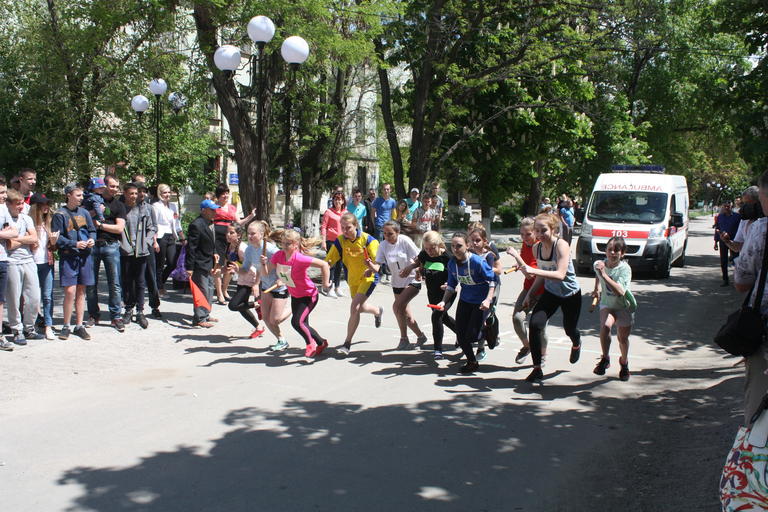 Девятая школа и служба охраны ОГОКа – победители легкоатлетической эстафеты ко Дню Победы (ФОТО, ВИДЕО)