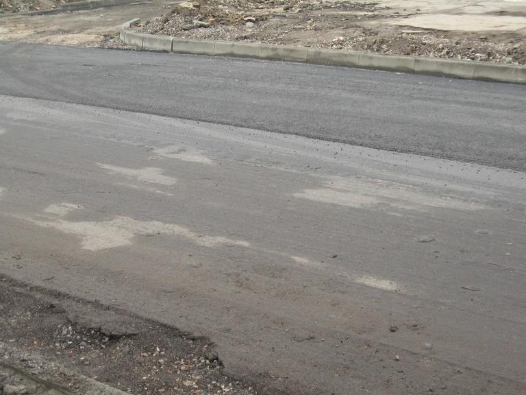 «Кладут» или «ложат». Какой слой нового асфальта на улице Чехова?