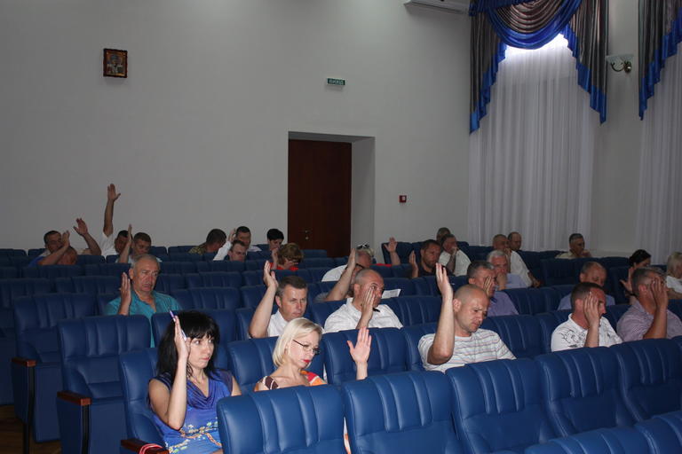 Ремонты домов, зарплата мэра и коммунальная собственность: о чем еще говорили на сессии