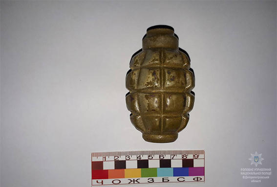 У ПОКРОВІ ПОЛІЦЕЙСЬКІ ВИЯВИЛИ У ГУРТОЖИТКУ ДВІ ГРАНАТИ