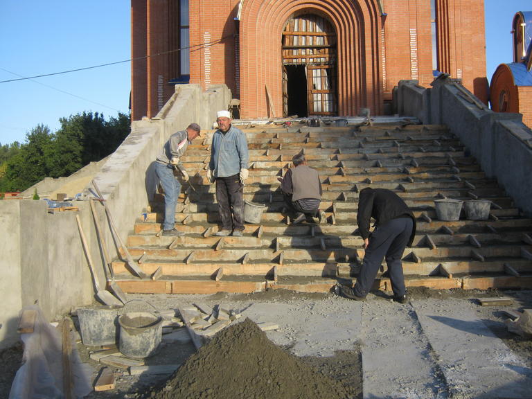 В храме Иоанна Богослова продолжается строительство паперти