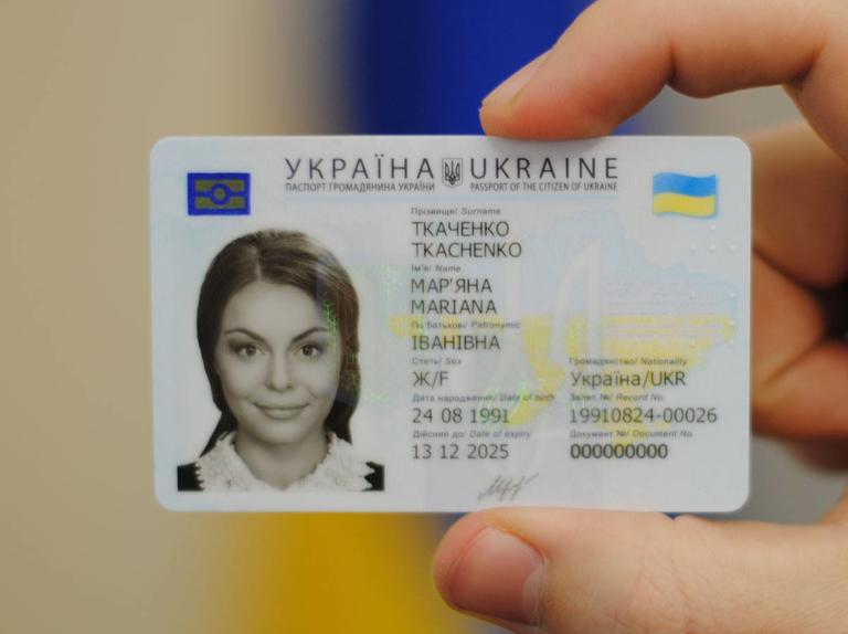 «Ко мне обратилось всего два человека с ID-паспортами»: Почему ID-карты сейчас бесполезны