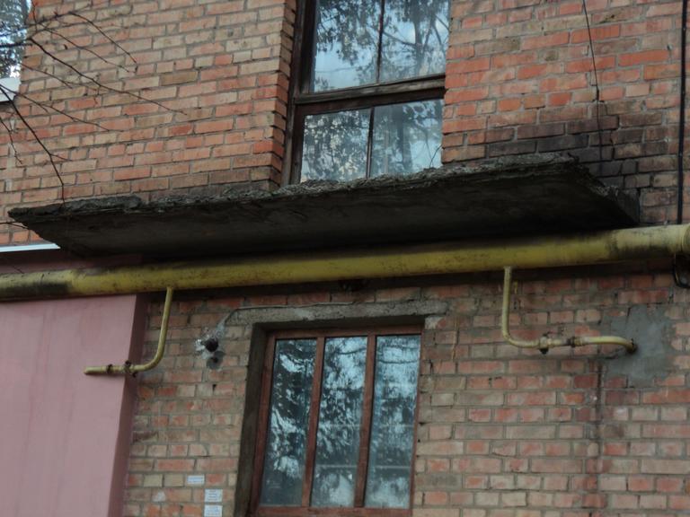 Потенциальные «убийцы», или начнут ли падать на головы покровчан козырьки подъездов?