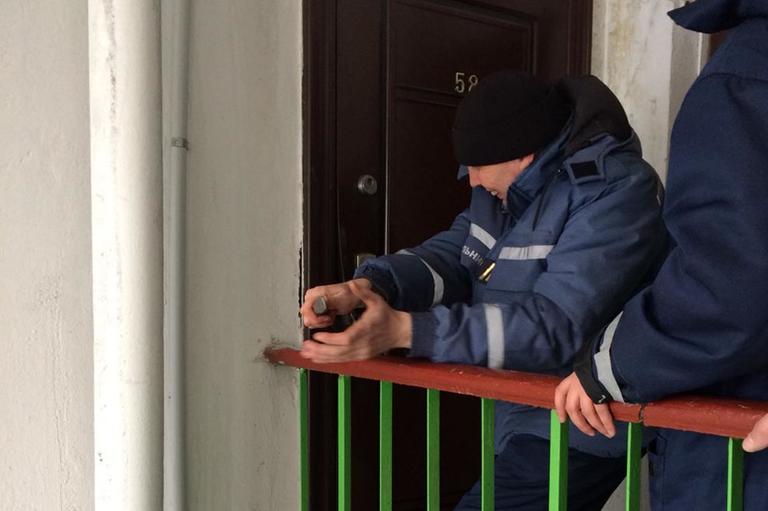 Рятувальники відчинили двері, за якими випадково зачинилися маленька дівчинка