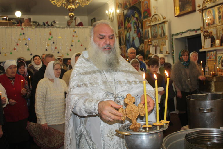 Богослужения в храмах и купание на пляже: Покров отметил Крещение Господне (добавлено ВИДЕО)