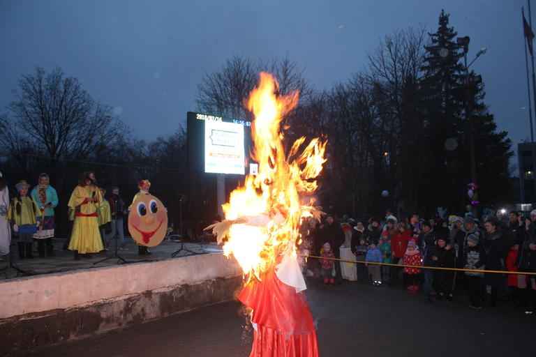 Блины, театрализованное действо и народные обряды: Покров отметил Масленицу (ФОТО, ВИДЕО)