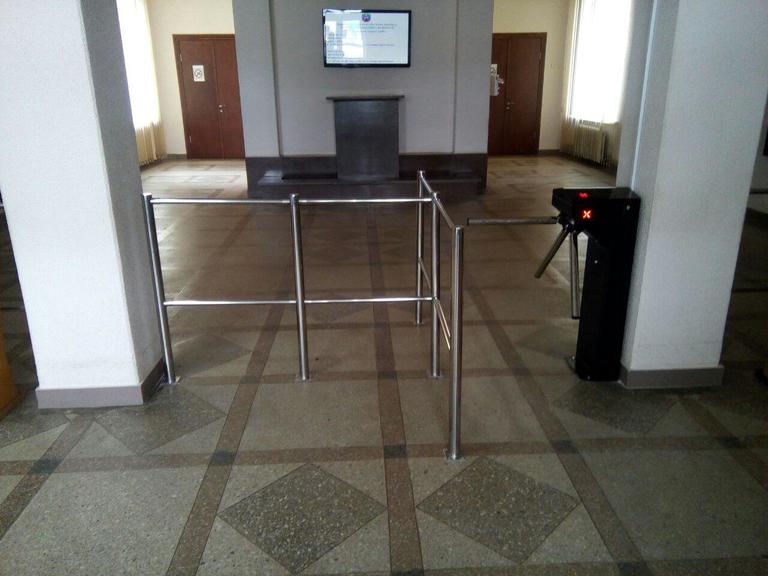 Вход только по пропускам. Почему Александр Шаповал и чиновники прячутся от жителей?