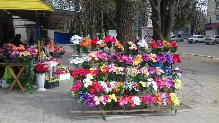 «Икебаны» и «пикники» на кладбище. Правильно ли это?