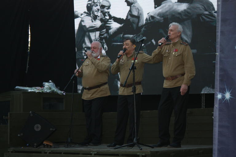 «В бой идут одни «старики»: Александр Вилкул подарил жителям Покрова концерт актеров легендарного фильма (ФОТО, ВИДЕО)