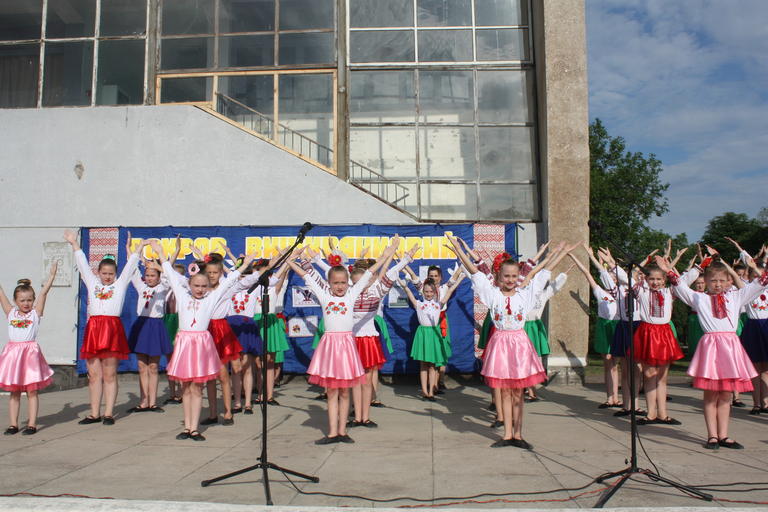 Танцы, песни и флешмоб: в Покрове праздновали День вышиванки (ФОТО, ВИДЕО)