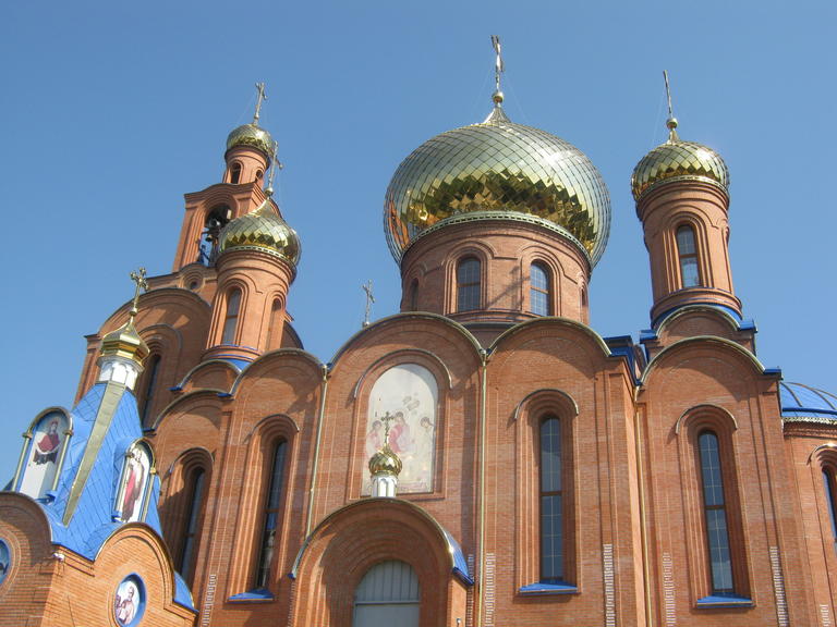 Трудом прихожан, молитвами и любовью расцветает пышно «райский уголок» храма святого апостола и евангелиста ИОАННА БОГОСЛОВА