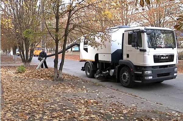 Комунальники Марганця збирають листя за допомогою багатофункціонального авто