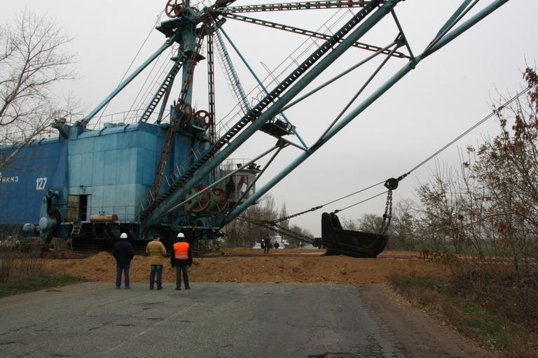 Шагающий экскаватор ЭШ № 127 успешно пересек последнюю автодорогу