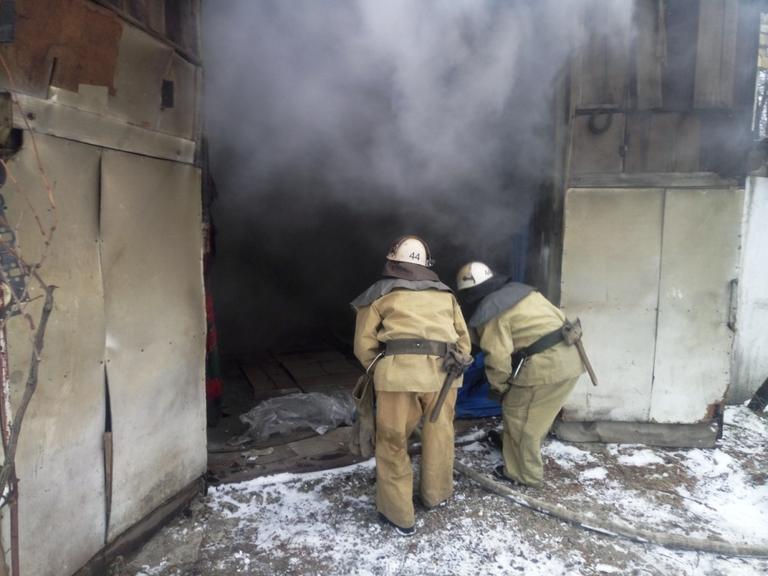 Спасатели ликвидировали пожар в гараже