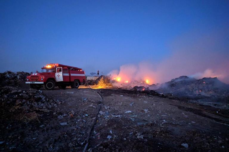 В Марганце тушат пожар на свалке (ФОТО)