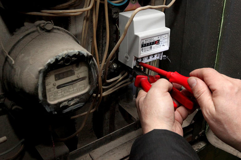 Советы энергетиков Днепропетровщины: как проверить, не подключены ли соседи к вашему электросчетчику