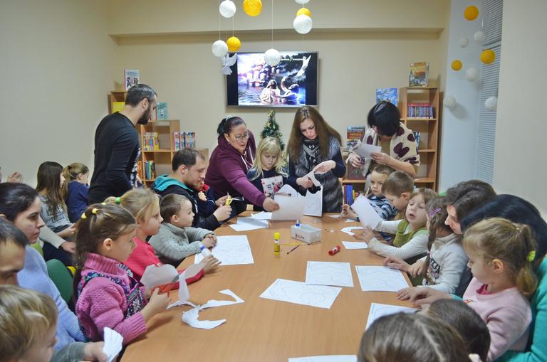"Посиденьки на Водохреща": В “Мама Клубі» створювали святкових голубів та роздавали смаколики