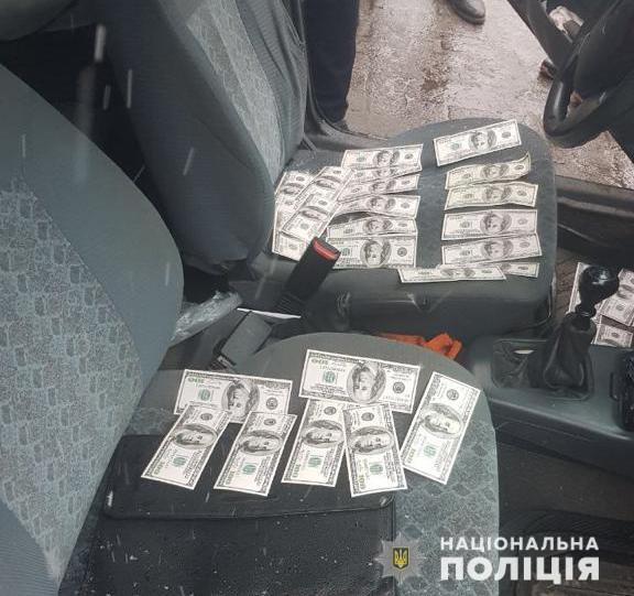 На Дніпропетровщині поліція затримали міського голову територіальної громади за вимагання 10 тисяч доларів неправомірної вигоди